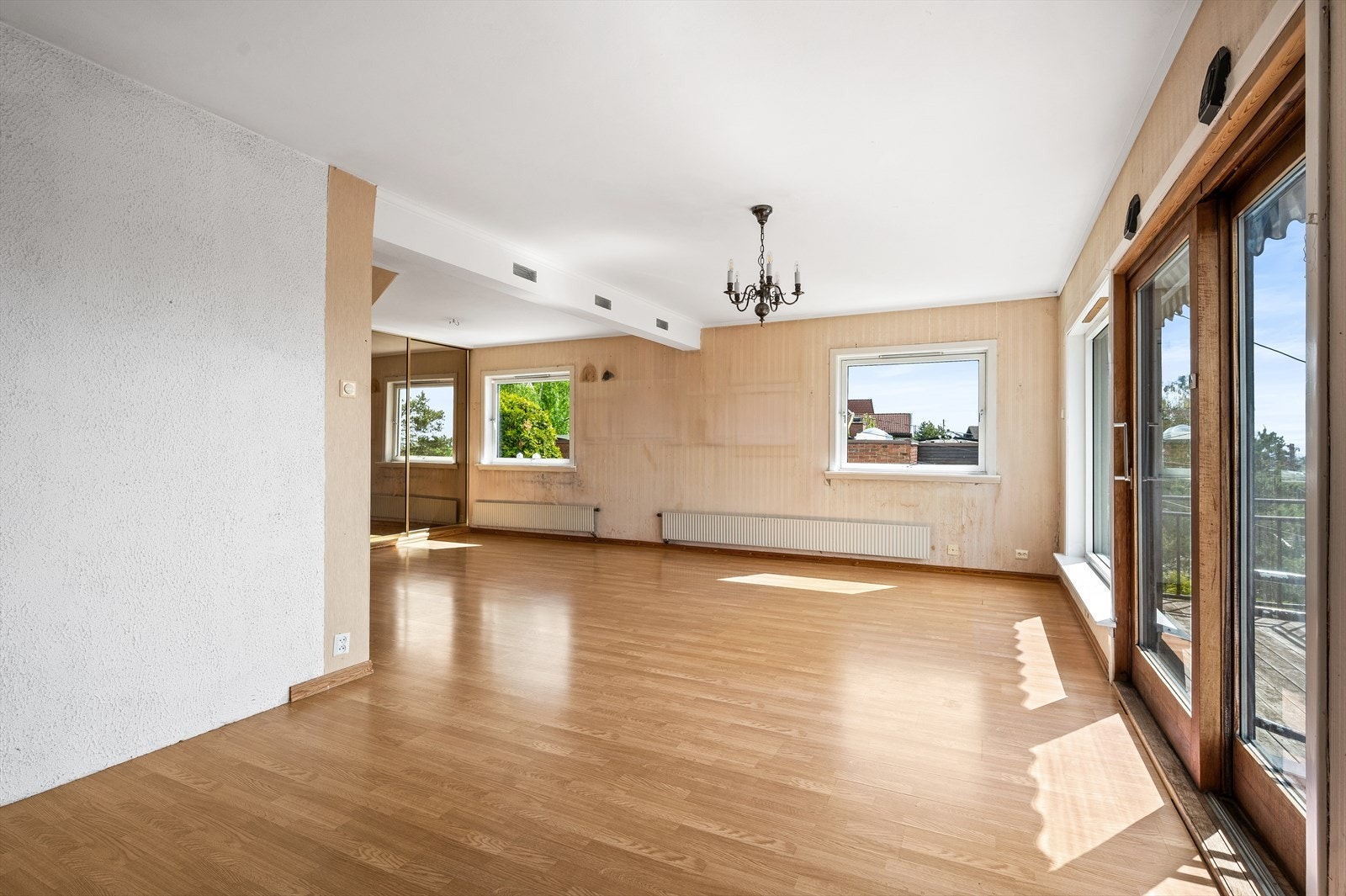 I stuen er det god plass til både sofagruppe og spisestue, med mulighet for flere hyggelige soner. Galleribilde