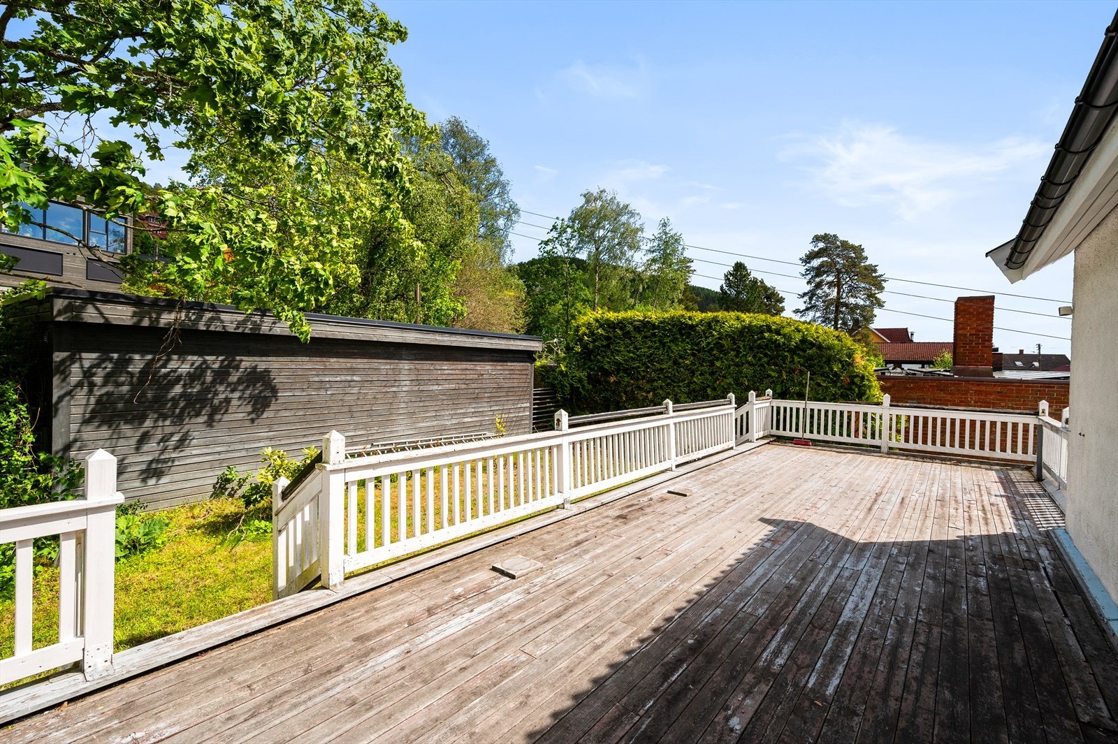 Den gode størrelsen gir rom for flere soner som lounge, spisegruppe, solsenger og grønne innslag - en uteplass med stort potensial til å bli en sosial oase! Galleribilde