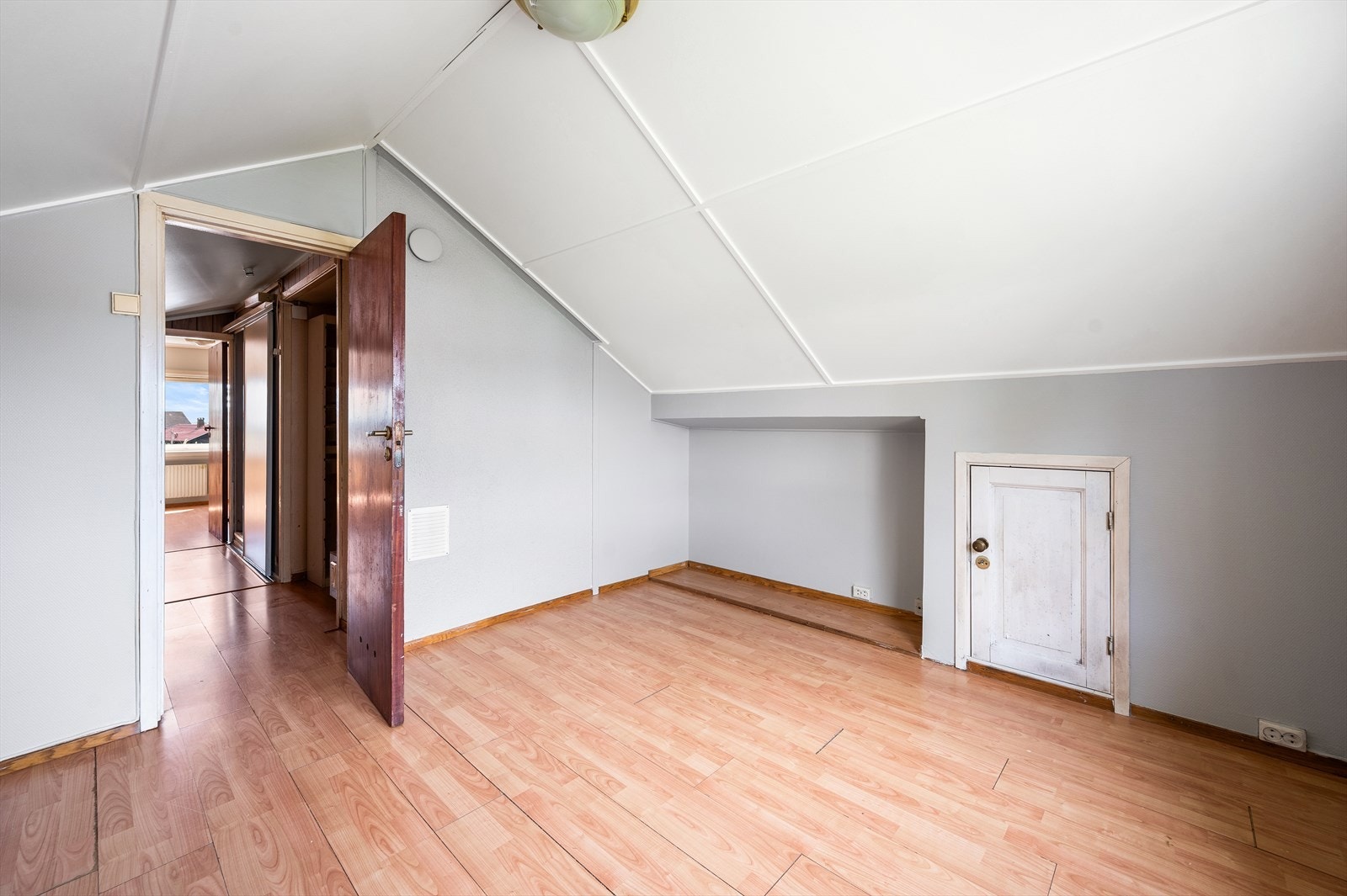 Loftsrom med lagring i knevegger Galleribilde