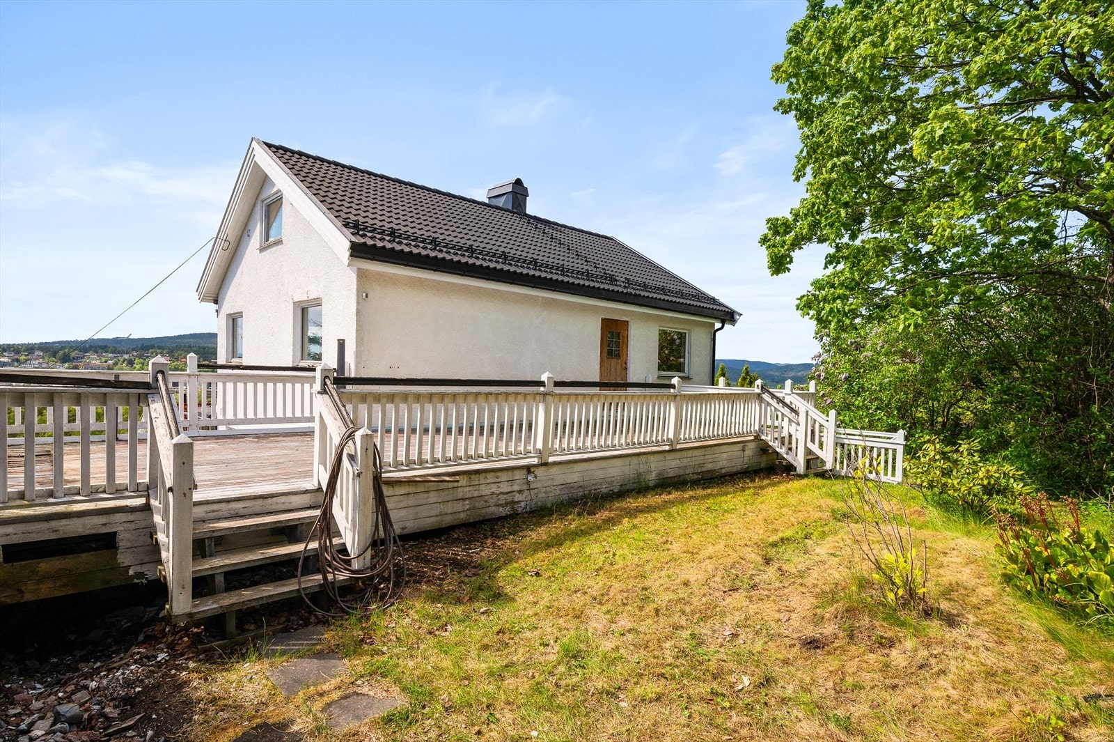 Dette er en 1/2-part av en horisontaldelt tomannsbolig, flott beliggende i et rolig og etablert boligområde på Kjelsås. Galleribilde