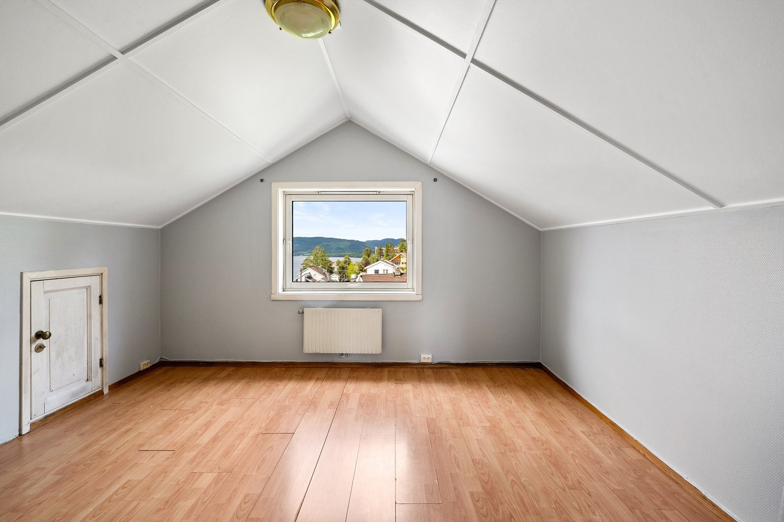 Loftet byr på rikelig lagringsplass både i eget lagringsrom og i praktiske knevegger. Galleribilde