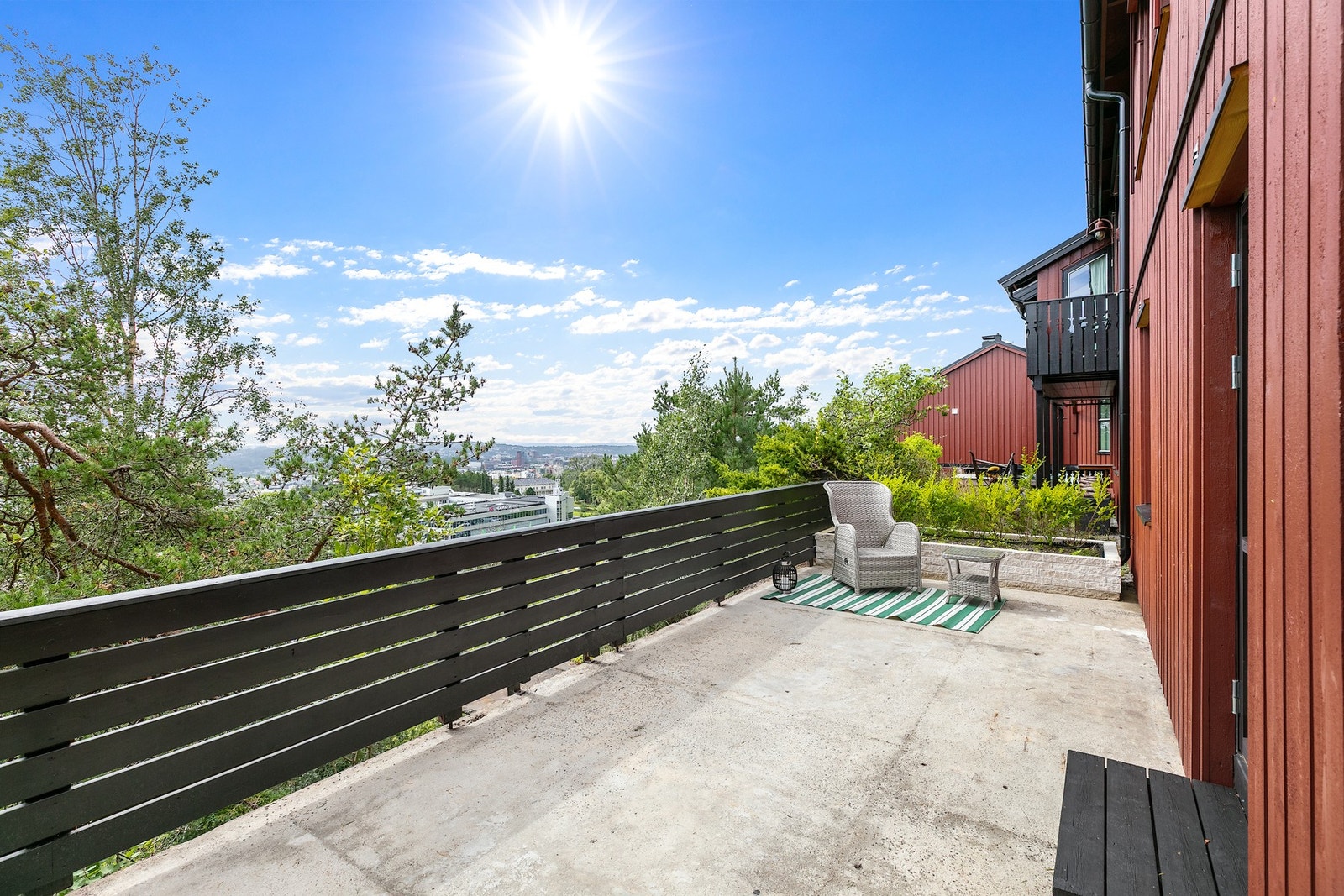 Stor og sydvendt terrasse med utgang fra det største soverommet. Galleribilde
