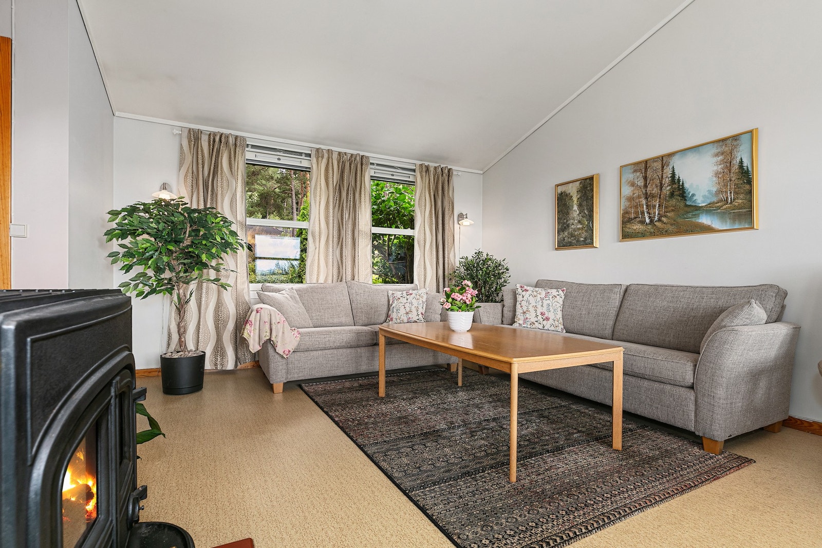 Store vinduer (fra 2014) gir godt lys i hele boligen. Galleribilde