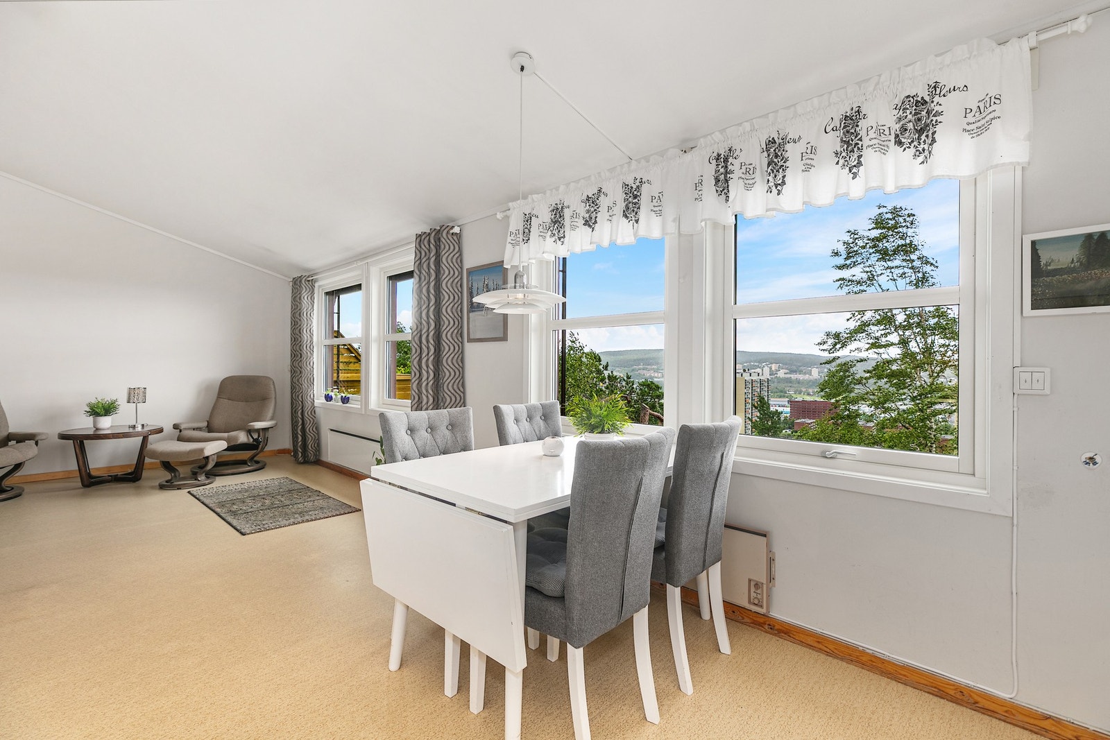 God plass til spisebord i tilknytning til kjøkkenet. Galleribilde