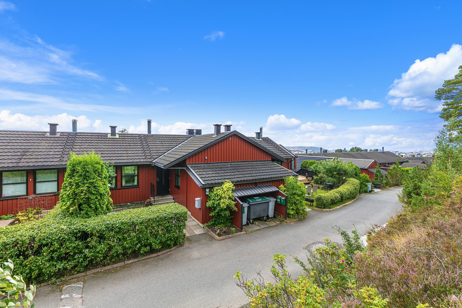 Meget barne- og familievennlig borettslag med store grøntområder, lekeplasser og grense mot Lillomarka. Galleribilde