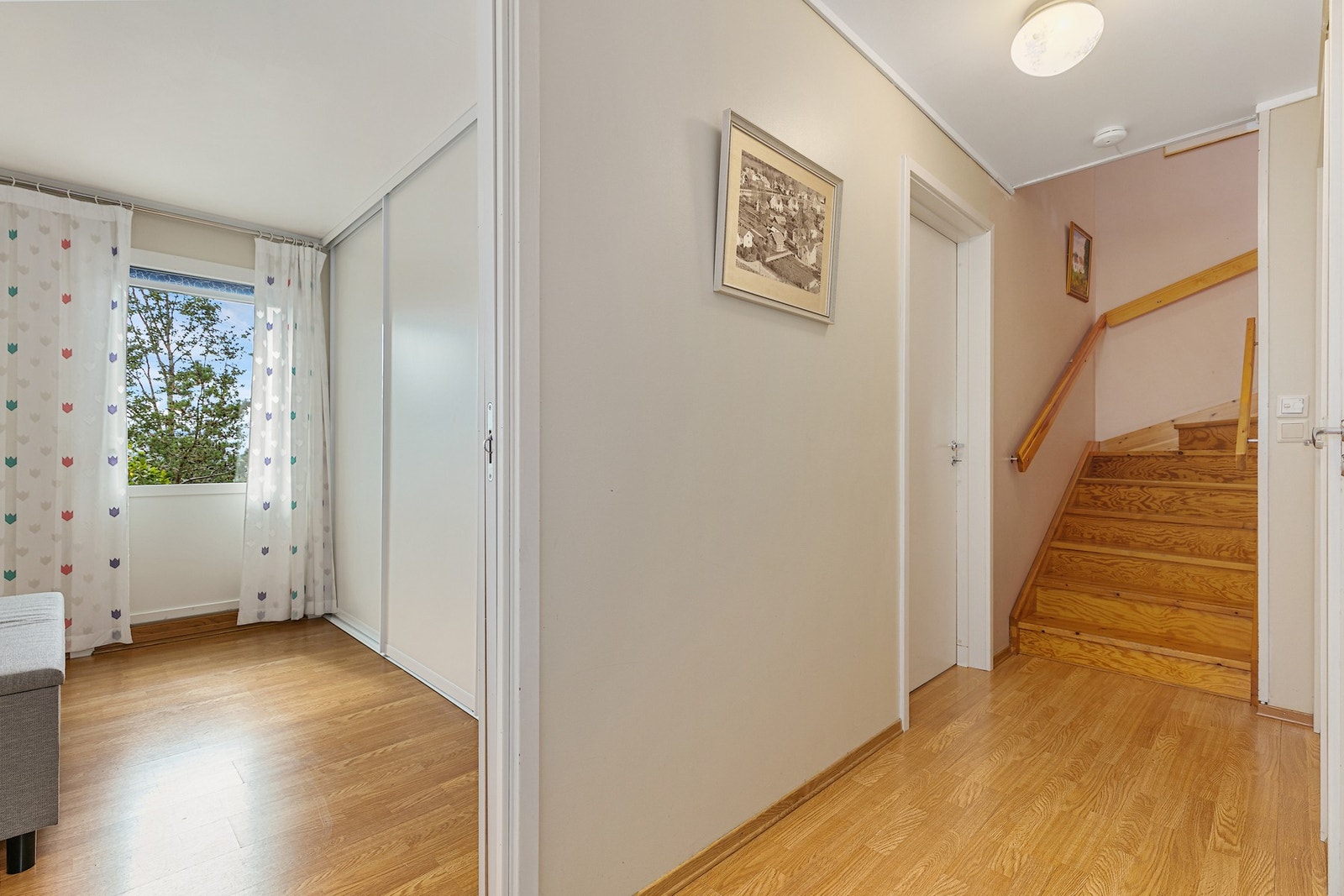 I underetasjen er det i dag 2 soverom, opprinnelig var det tre soverom i denne etasjen. Se alternativ planskisse. Galleribilde