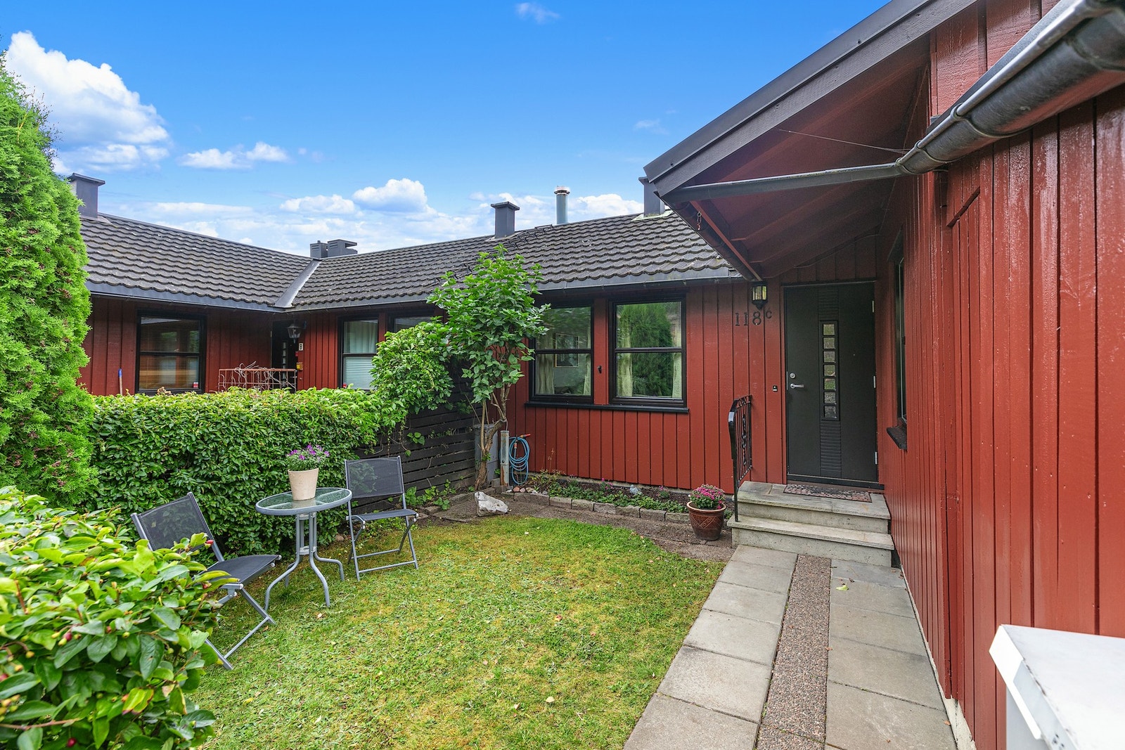 Hyggelig og godt skjermet hage på fremsiden av boligen. Galleribilde