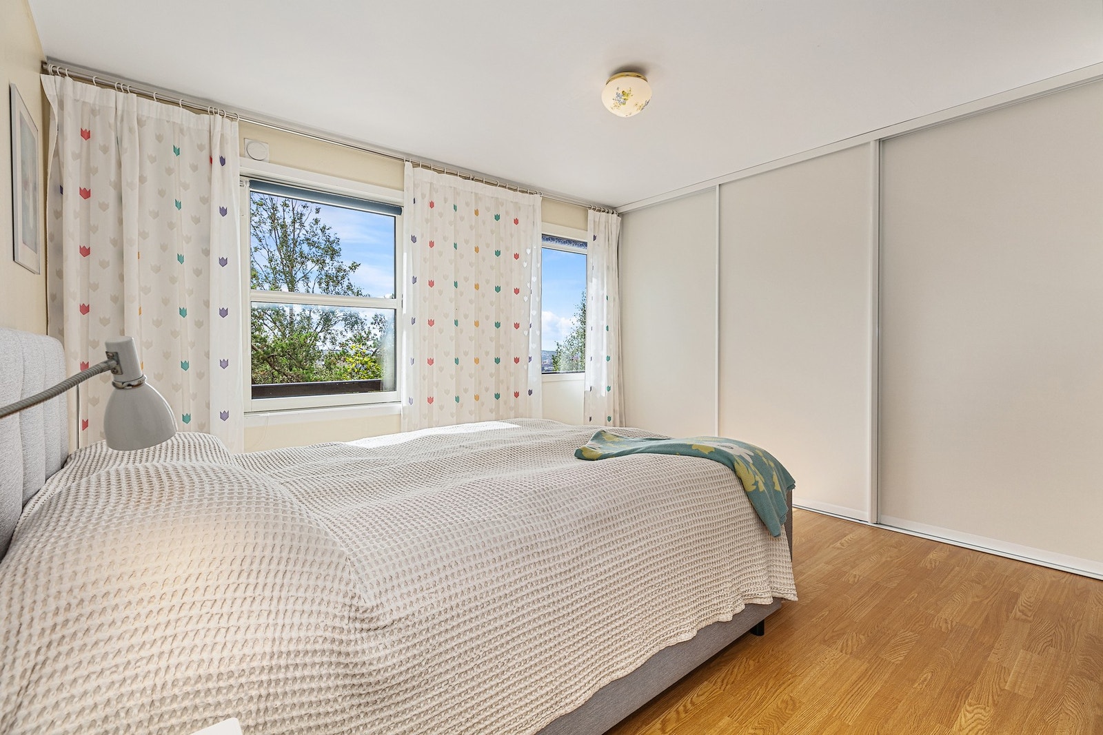 God skapplass i den store skyvedørsgarderoben. Galleribilde