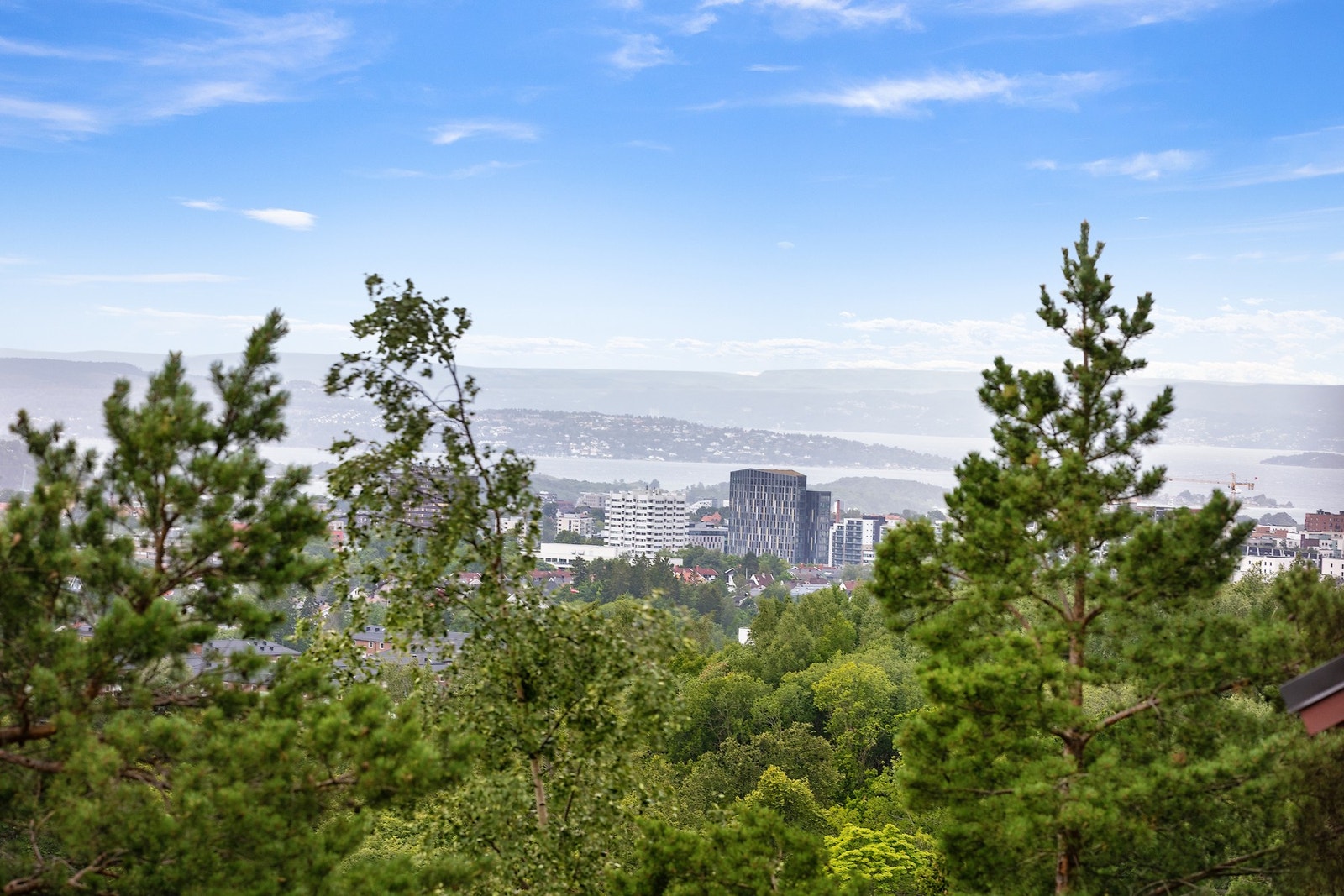 Utsikt fra stue og kjøkken. Galleribilde