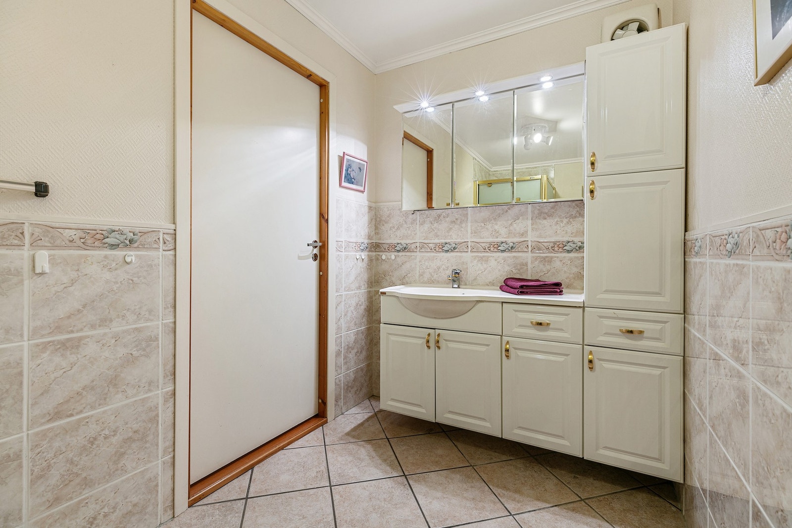 Romslig bad/wc i underetasjen med opplegg for vaskemaskin. Galleribilde