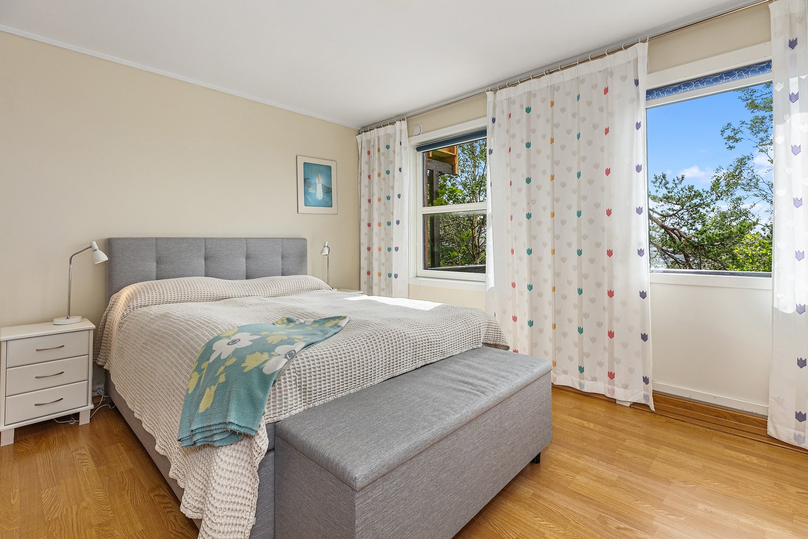 Stort soverom (opprinnelig var dette to soverom, enkelt å tilbakestille). Galleribilde