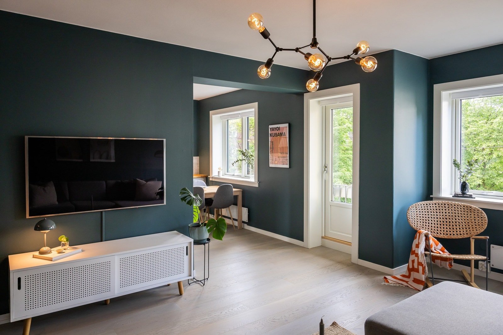 Fra stuen er det utgang til leilighetens vestvendte balkong som kan nytes på varme sommerdager. Galleribilde