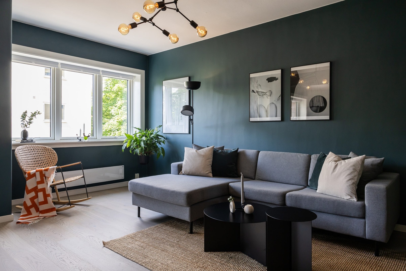 Nydelig stue malt i en dyp og behagelig blåfarge med god plass til forskjellig møblering. Galleribilde