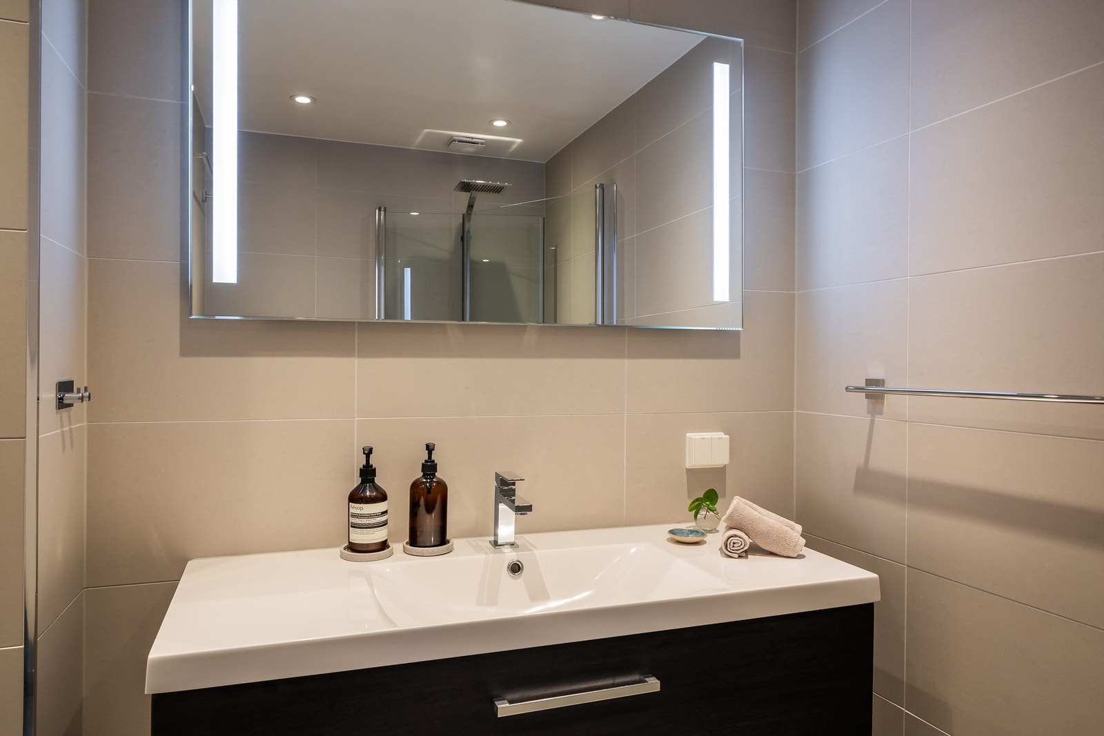 Speil over servant med praktisk belysning. Galleribilde