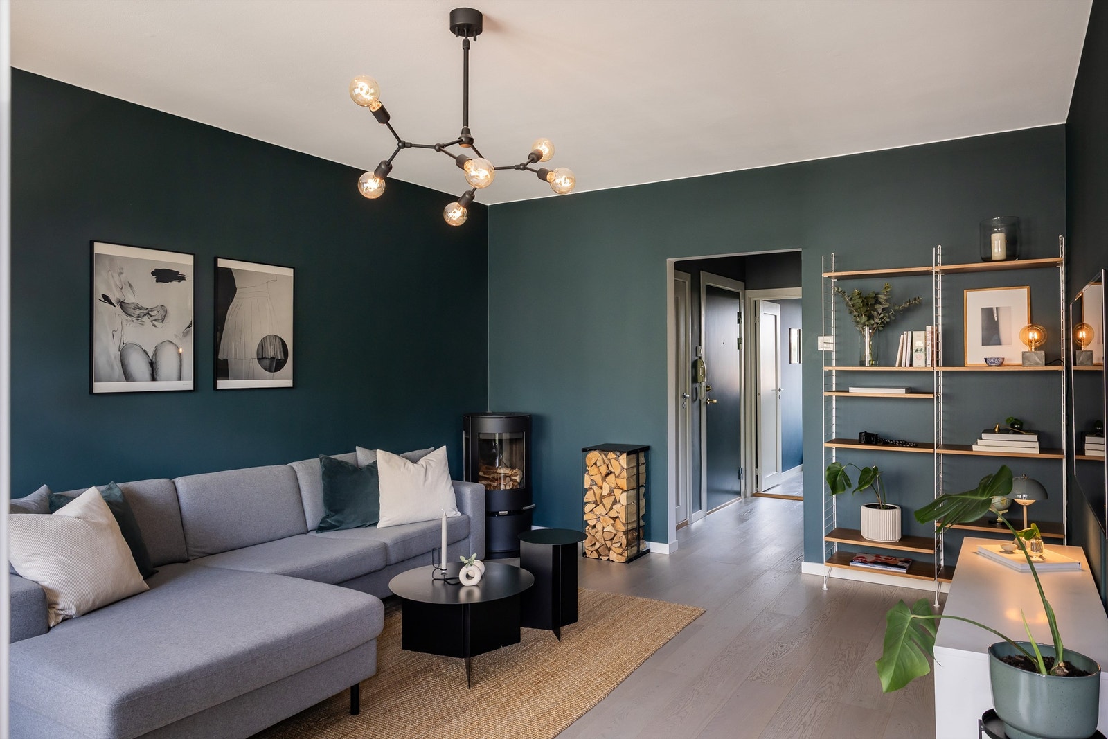 Leiligheten byr på en sosial planløsning med store vinduer som tilfører rikelig med naturlig lys. Galleribilde