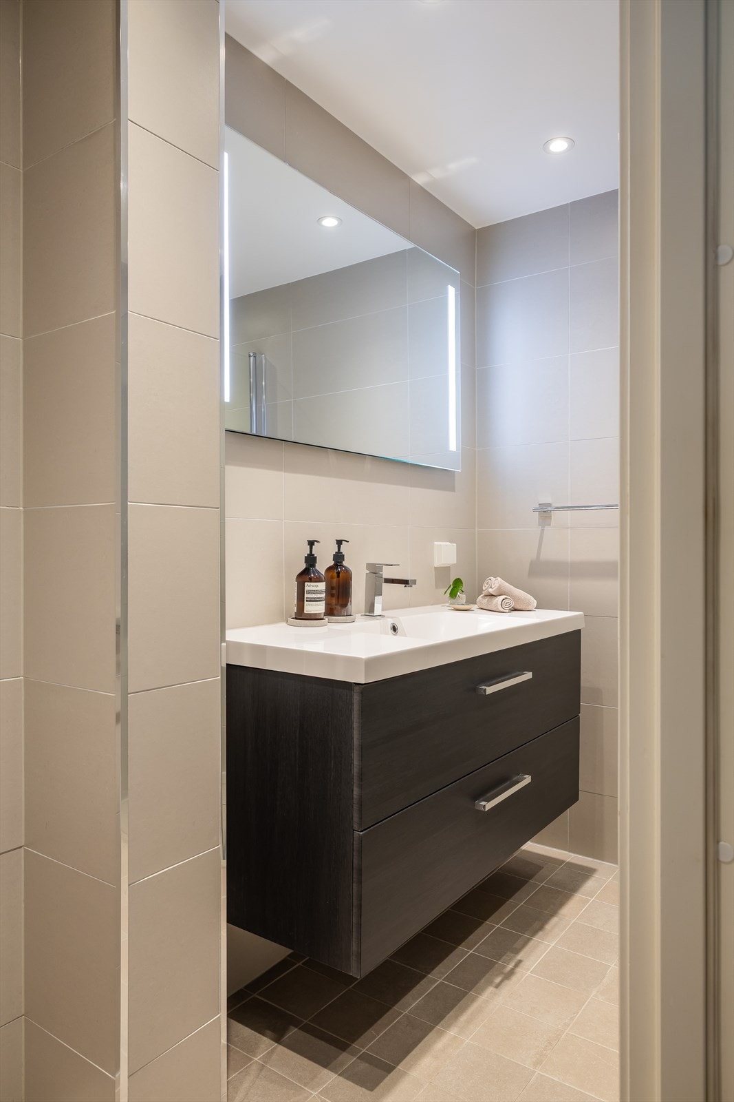 Fra entréen har du adkomst til leilighetens baderom som i likhet med resten av leiligheten ble pusset opp i 2015. Galleribilde