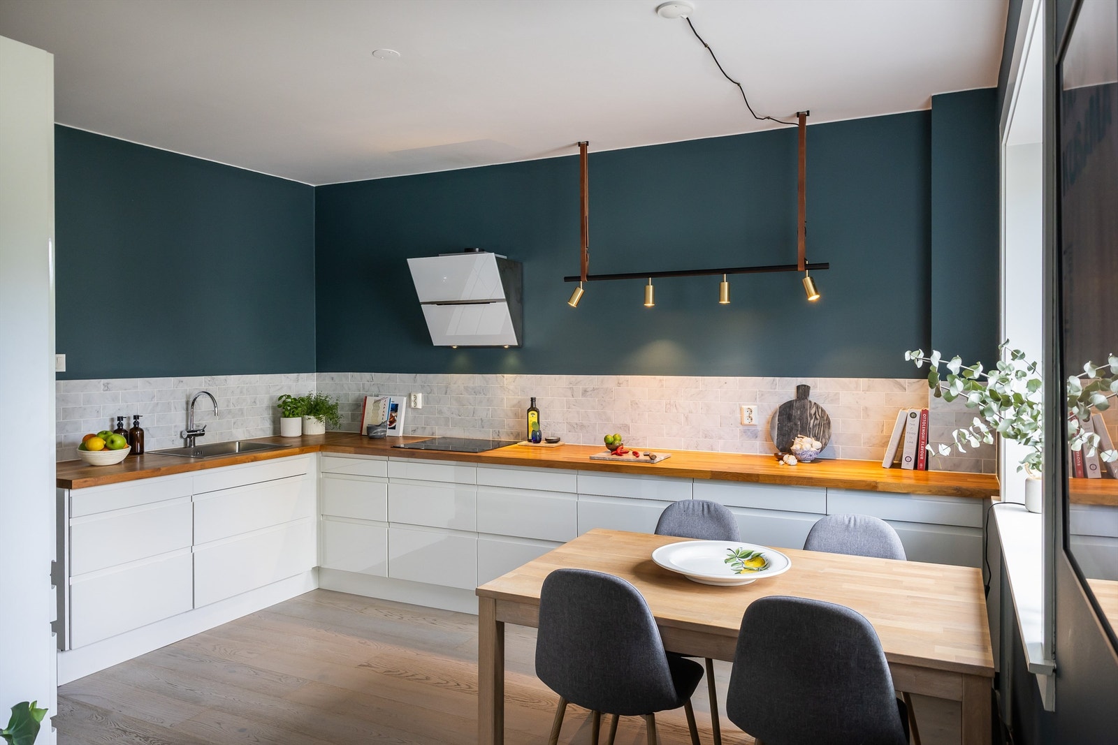 Kjøkken fra 2015 levert av HTH. Lyse, glatte fronter og benkeplate i tre med nedfelt oppvaskkum og integrerte hvitevarer. Galleribilde