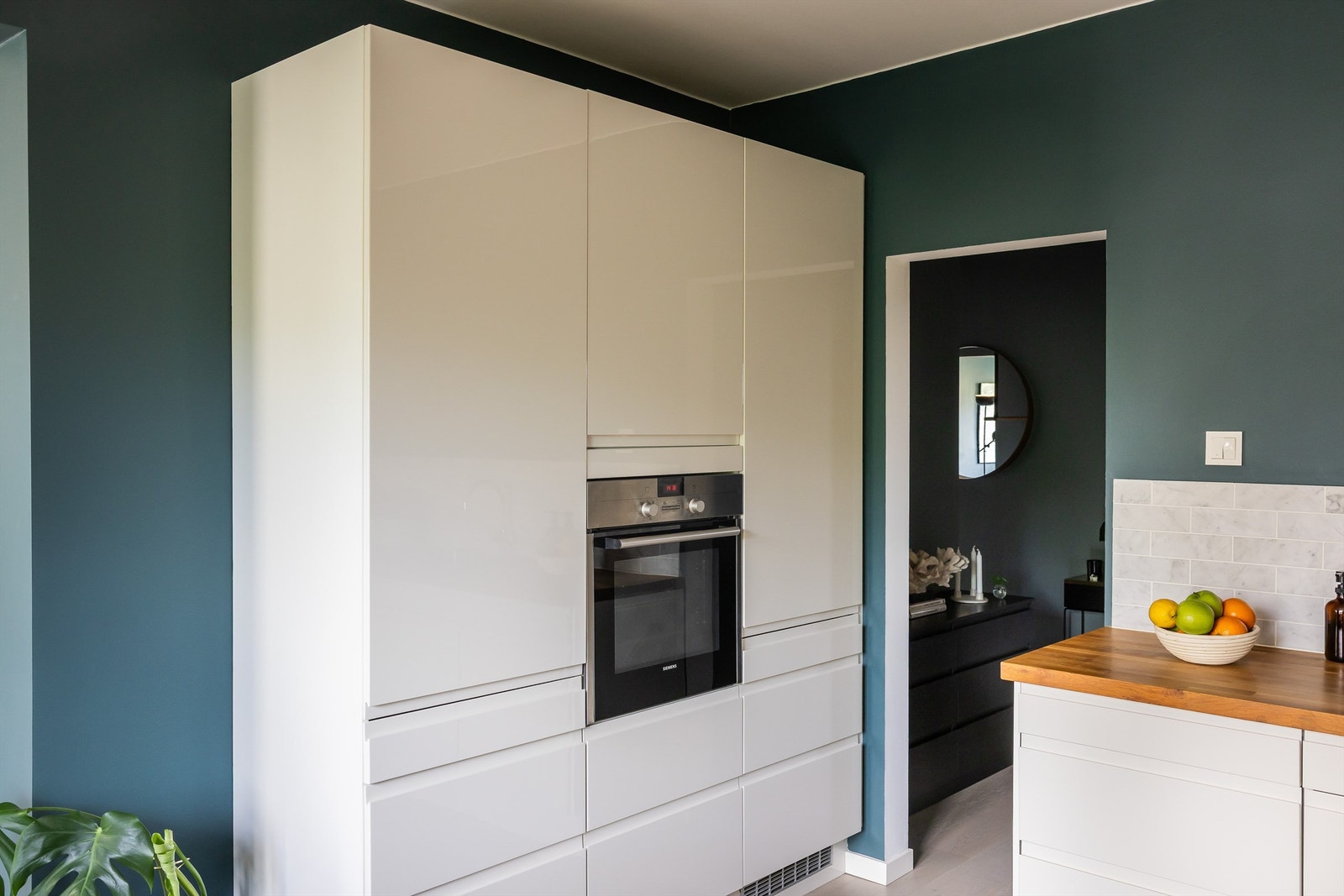 Kjøkkenet er godt utnyttet med mye lagring- og benkeplass. Galleribilde