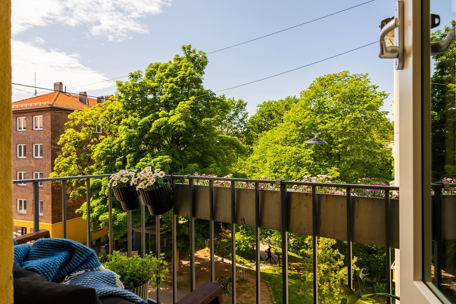 Fra balkongen er det utsikt mot grønne uteområder. Galleribilde