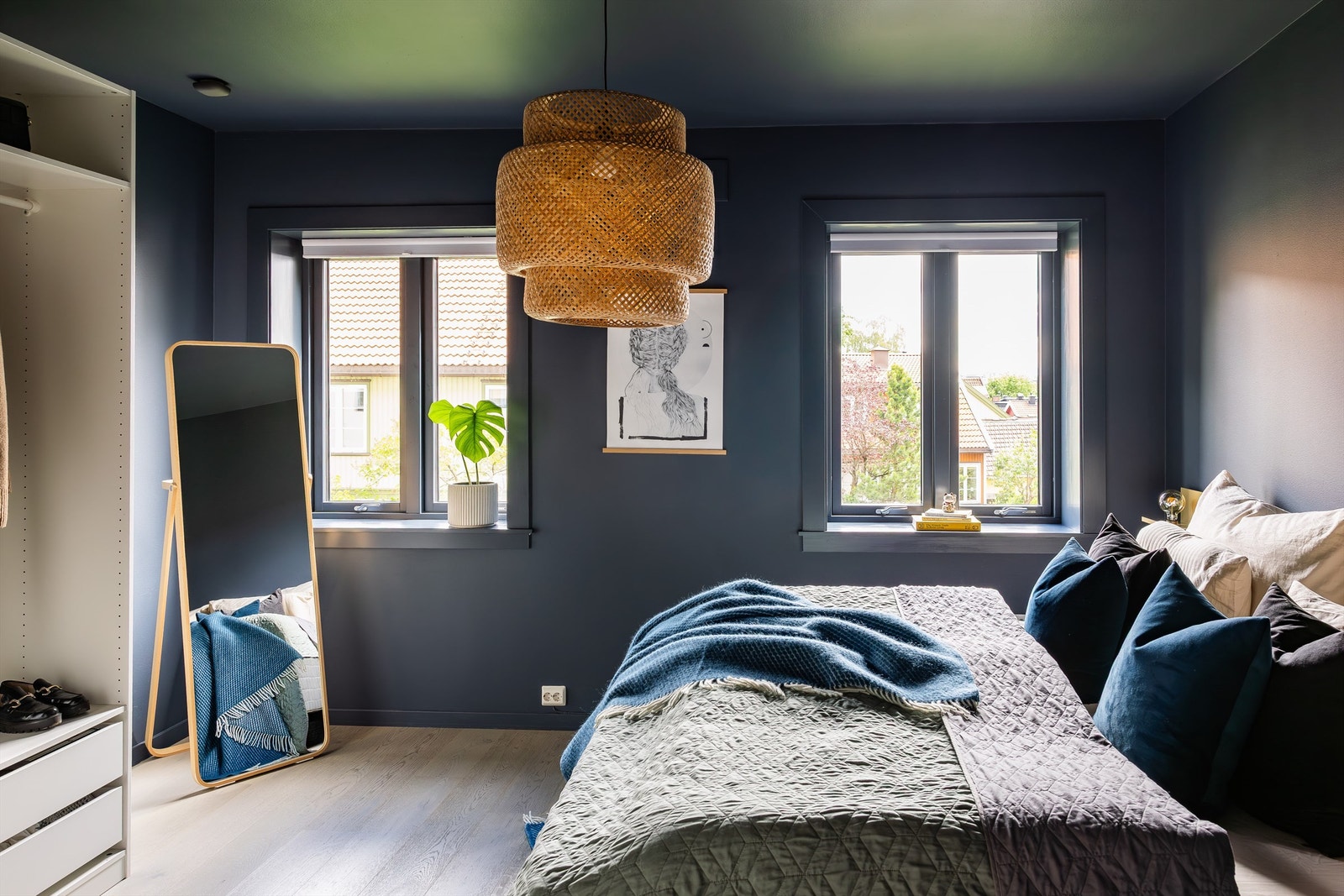 Hovedsoverommet er malt i en mørk, behagelig farge med plass til dobbelseng og tilhørende møblement. Galleribilde