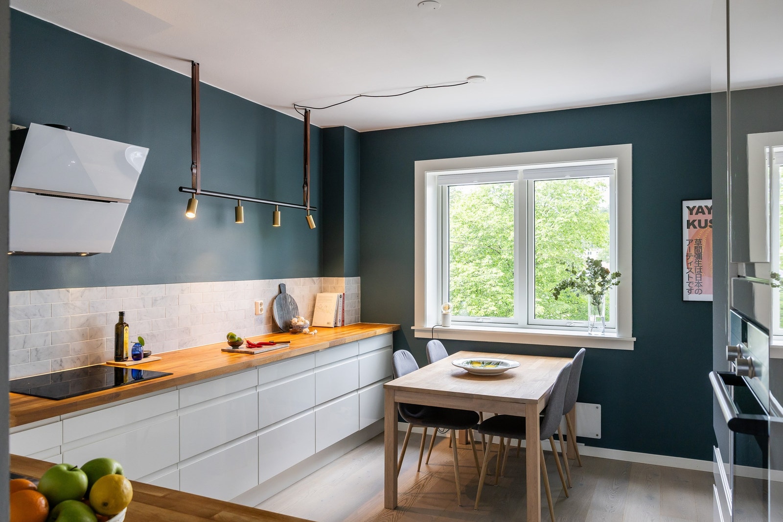 Kjøkkenet er romslig og har naturlig rom for spiseplassen. Galleribilde