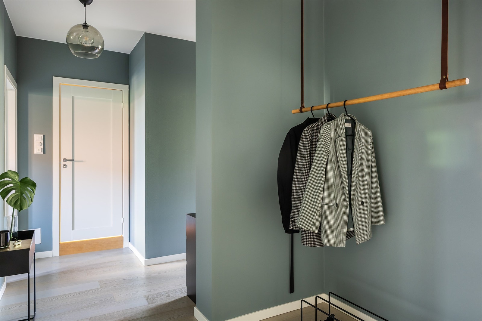 Lys og romslig entré med god plass til både oppbevaring og oppheng av yttertøy og sko. Galleribilde