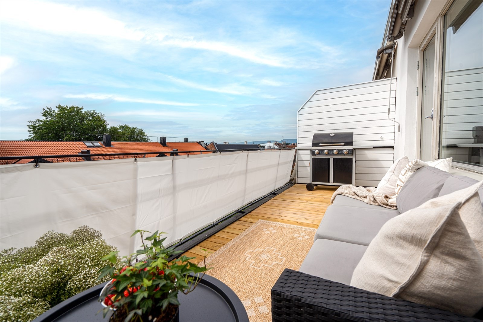 Her er det god plass til både sittegruppe og grill. Galleribilde