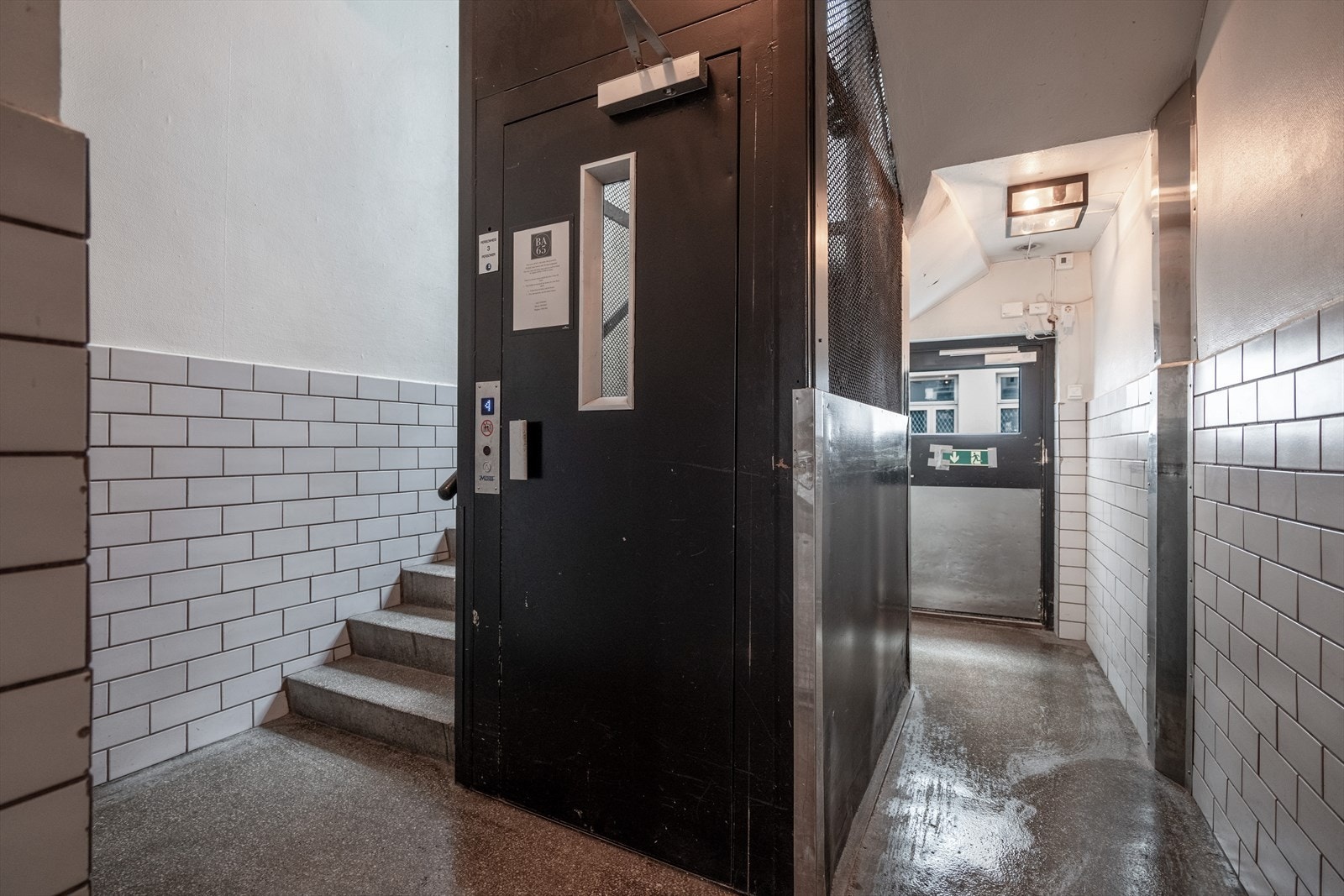 Heisen har plass til blant annet barnevogn. Heisen har inngang fra Thomas Heftyes gate. Galleribilde