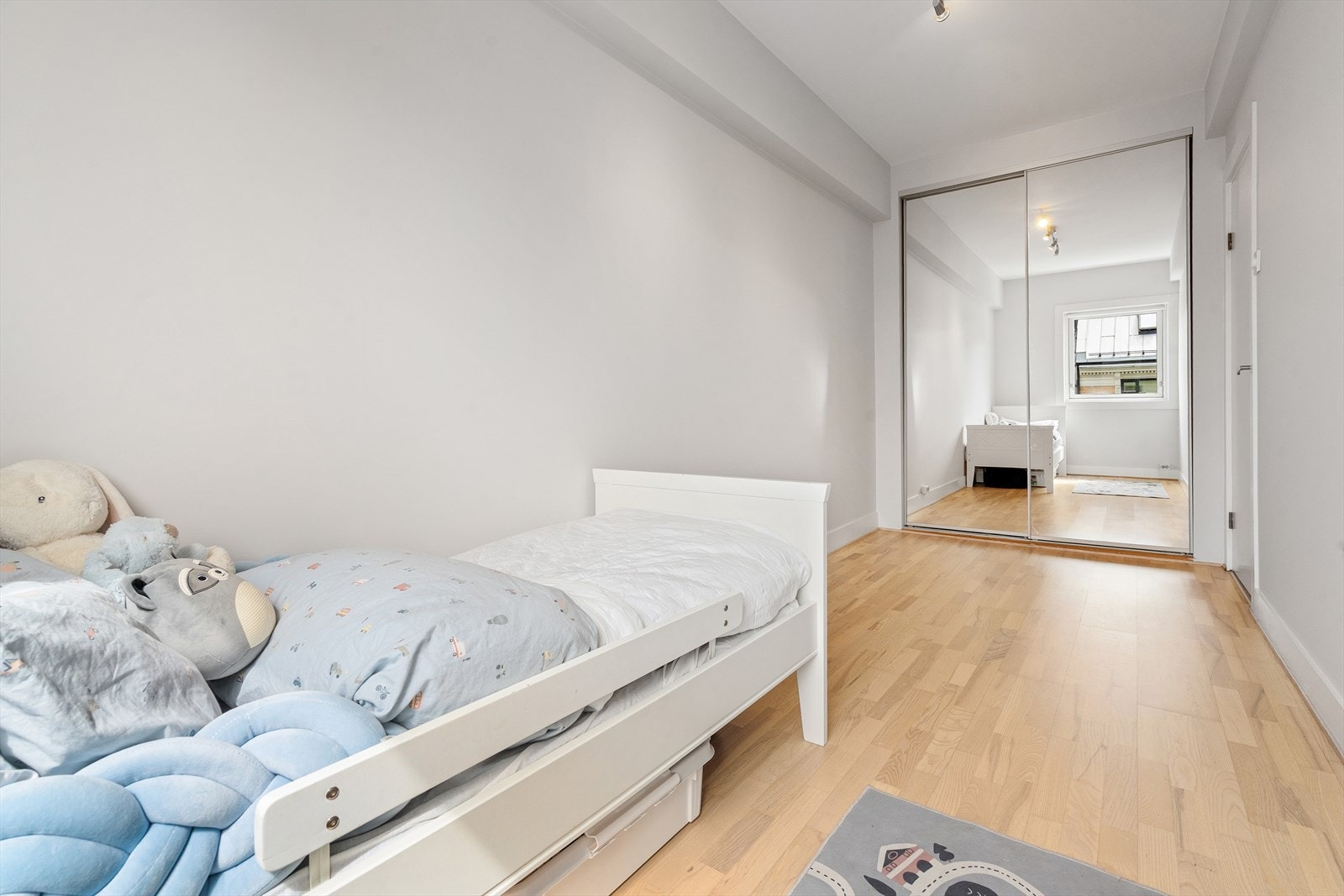 Praktisk lagringsplass i en skyvedørsgarderobe. Galleribilde