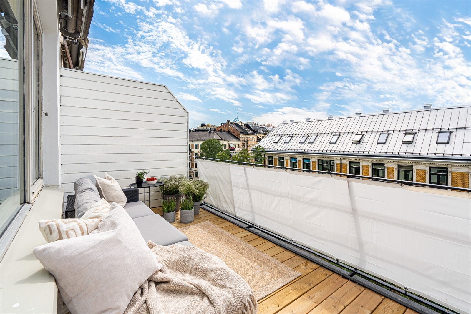 Fra stuesiden er det utgang til den sørvestvendte takterrassen på ca. 10 kvm. Galleribilde