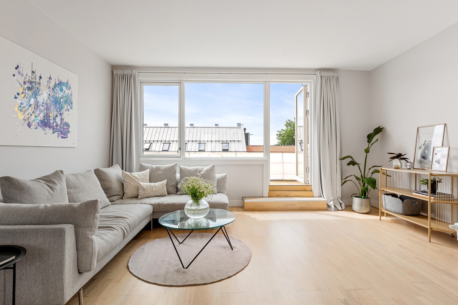 Dette er en nydelig, luftig og gjennomgående leilighet over to plan. Galleribilde