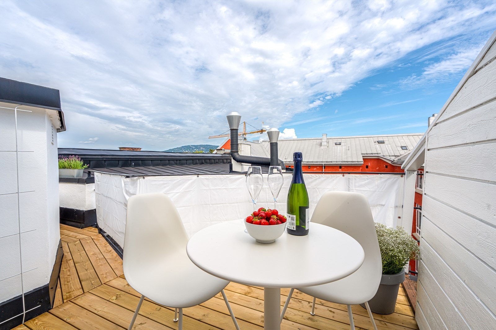 Med takterrasse på hver side av boligen har man sol hele dagen. Galleribilde