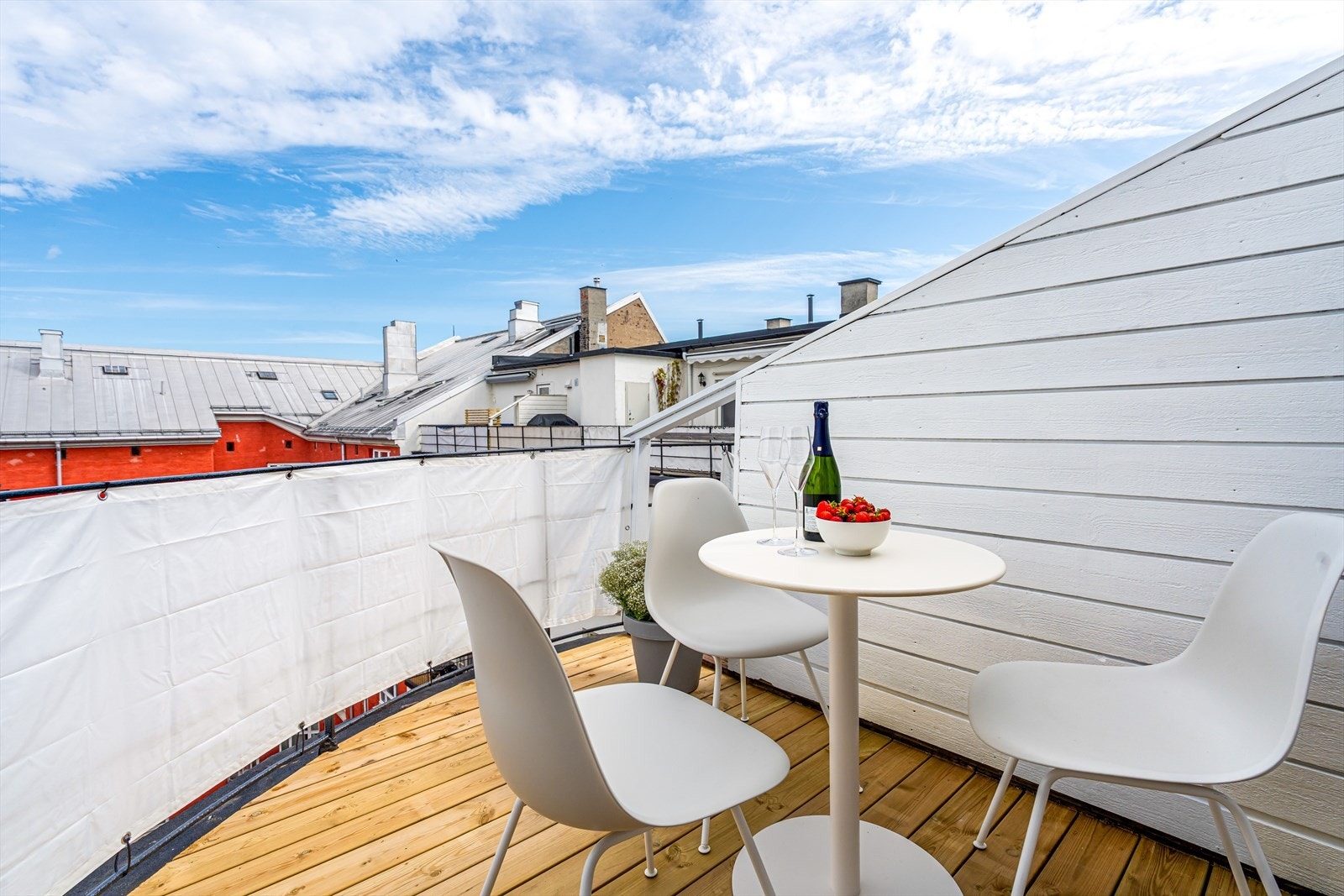 Den nordøstvendte takterrassen har også plass til sittegruppe Galleribilde