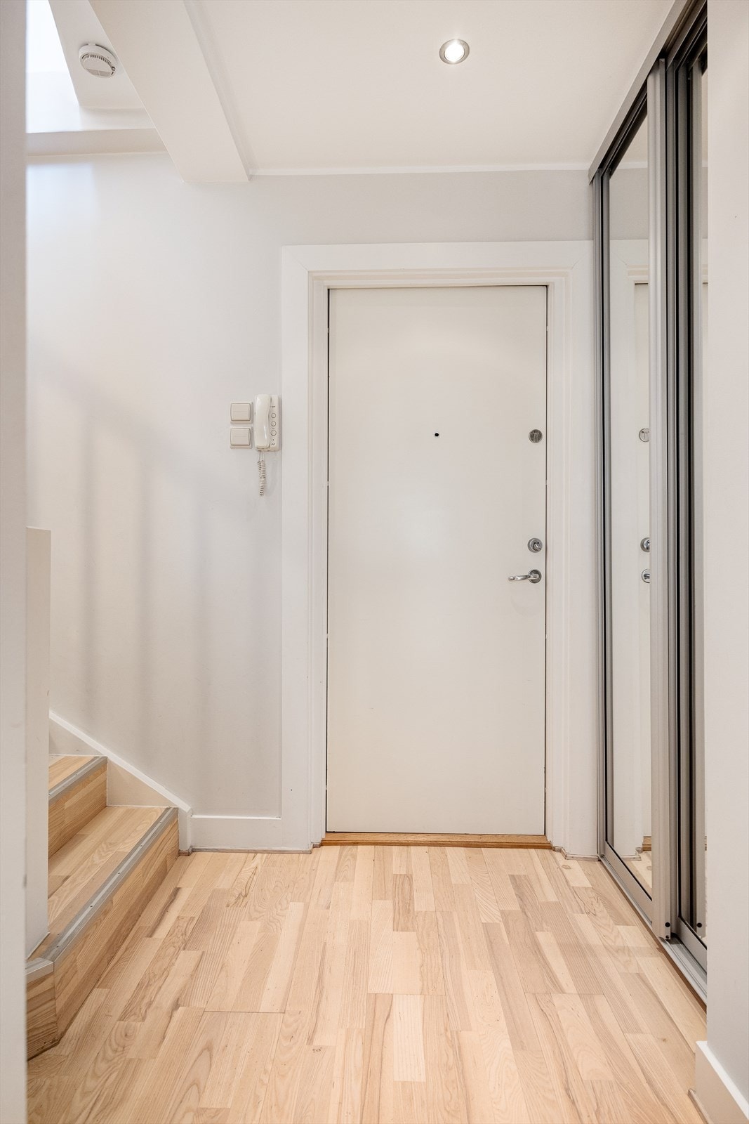 I entré er det skyvedørsgarderobe for oppheng og oppbevaring av sko og yttertøy. Galleribilde