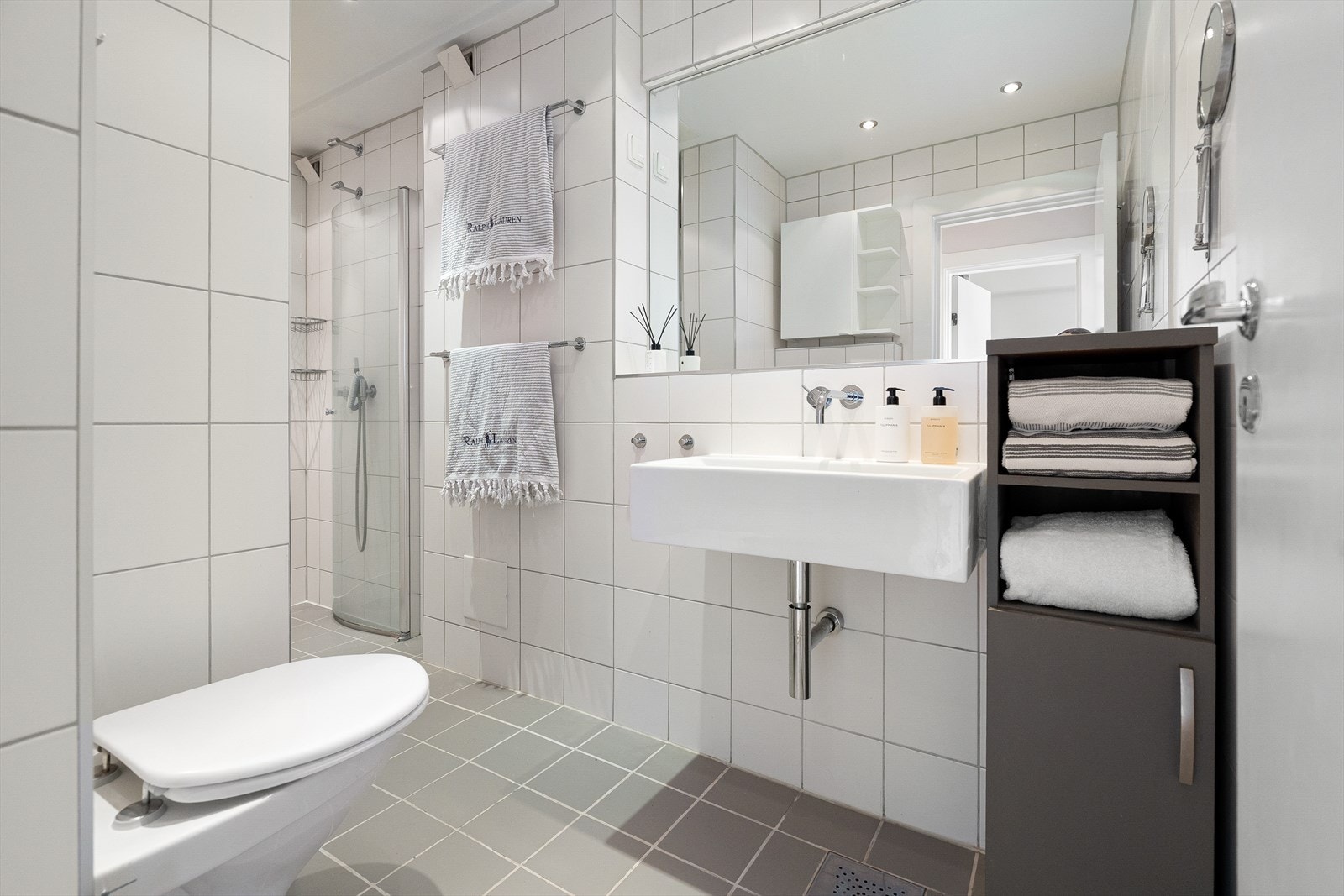 I underetasjen er det to gode soverom, et bad og entré/gang. Galleribilde