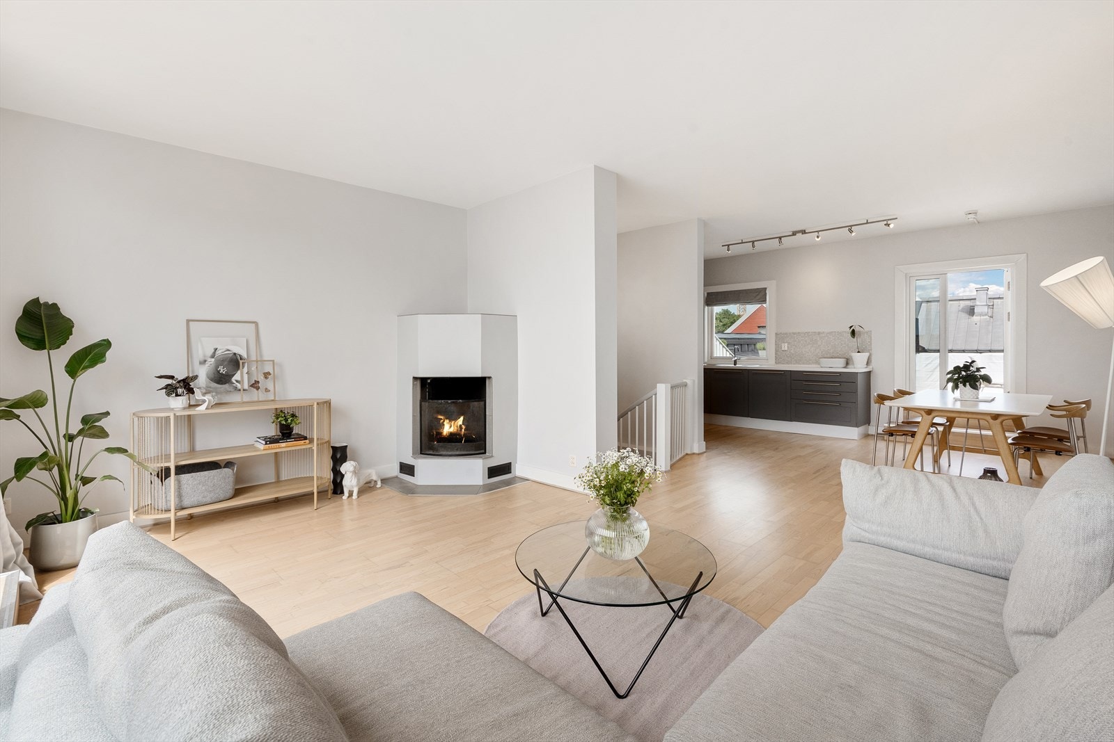 Lys og gjennomgående sosial planløsning. Galleribilde