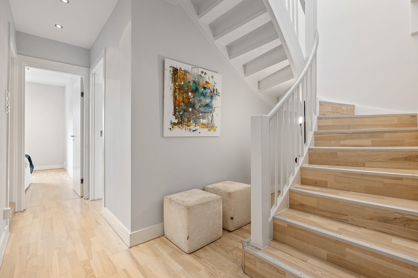 Fra entréen er det trapp opp i hovedetasjen. Galleribilde