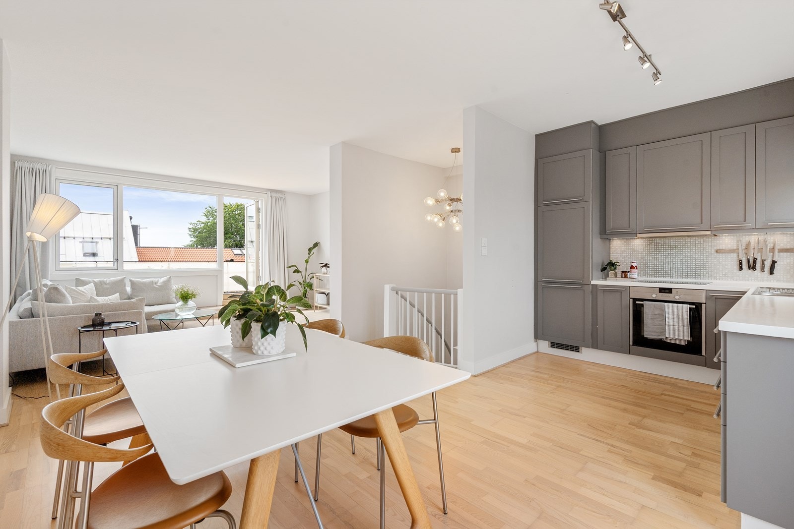 I hovedetasjen er det en luftig stue med åpen kjøkkenløsning og utgang til to takterrasser på hver sin side. Galleribilde