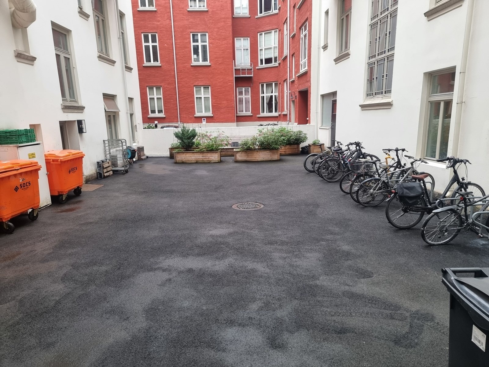 Bakgården har sykkeparkering. Galleribilde