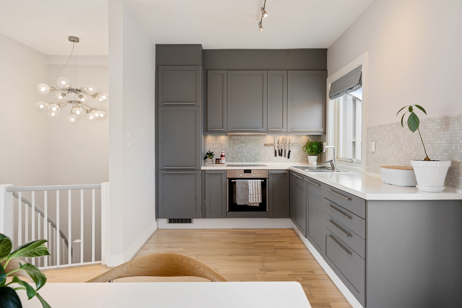 Stilren kjøkkeninnredning med god oppbevaringsplass. Galleribilde