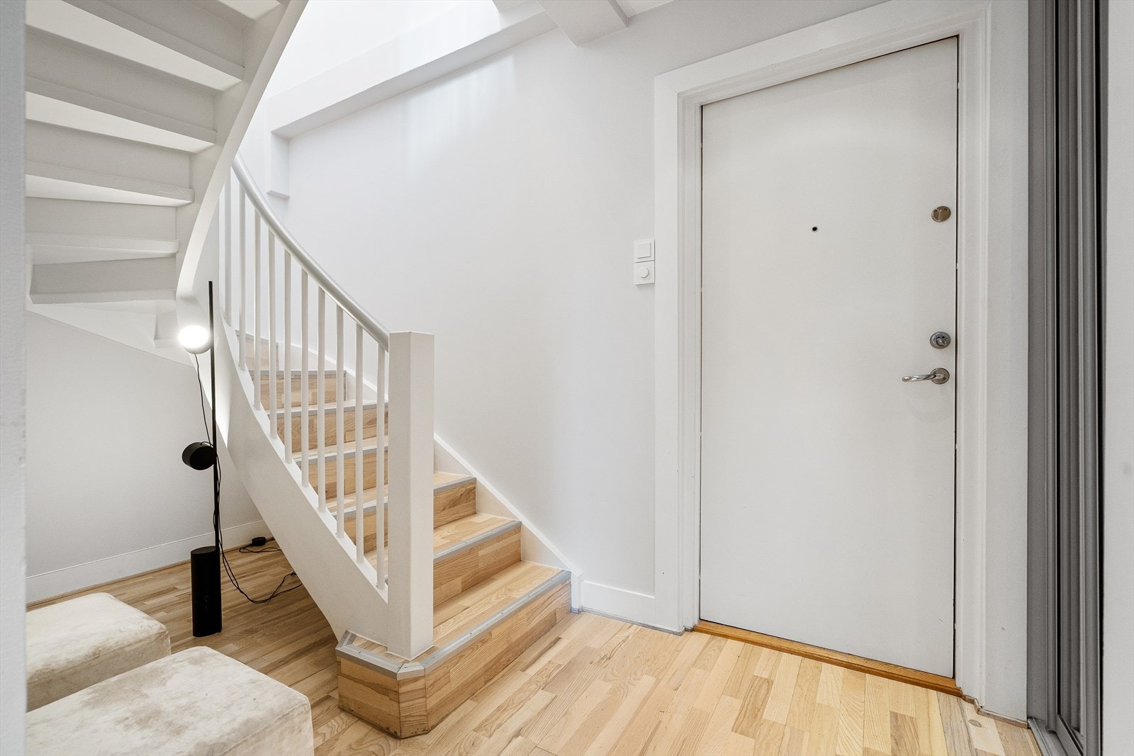 Under trappen er det mer rom som man kan benytte til oppbevaring. Galleribilde