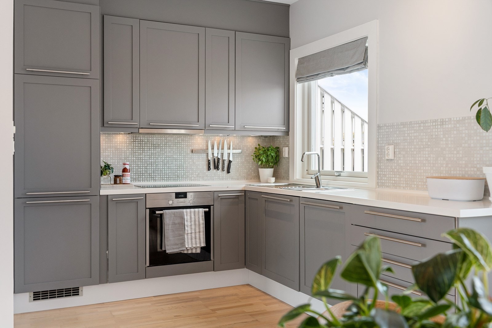 Kjøkkeninnredning med malte fronter, heltre benkeplate og integrerte hvitevarer fra Siemens. Galleribilde