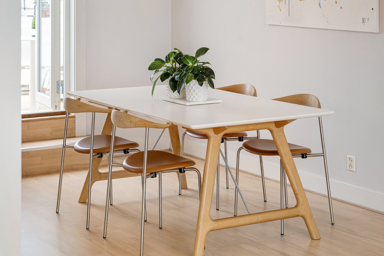 Det er god plass til en hyggelig spisegruppe. Et perfekt sted å nyte gode måltider med venner og familie. Galleribilde