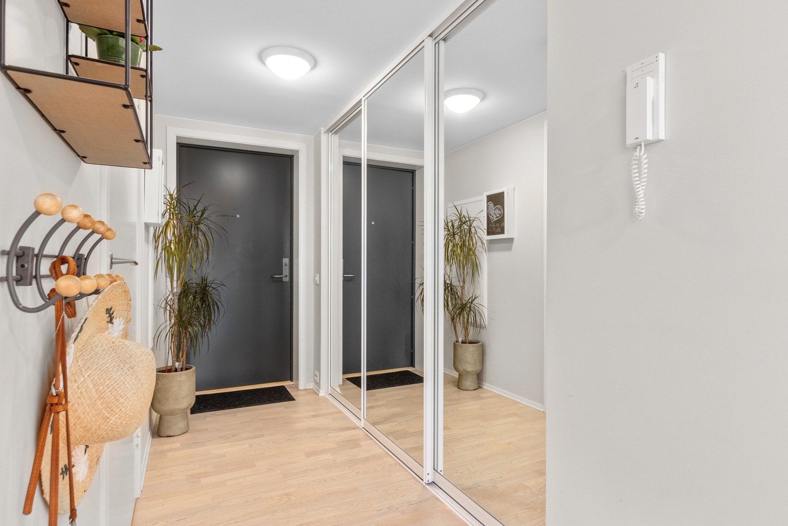 Gang med skyvedørsgarderobe - leiligheten har varme gjennom vannbåren varme. Galleribilde
