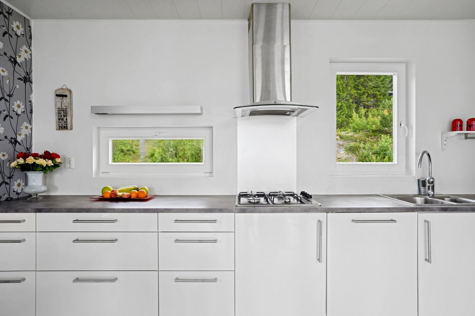 Tidløst kjøkken med godt tilrettelagt og gode arbeidsområder på benken. Galleribilde