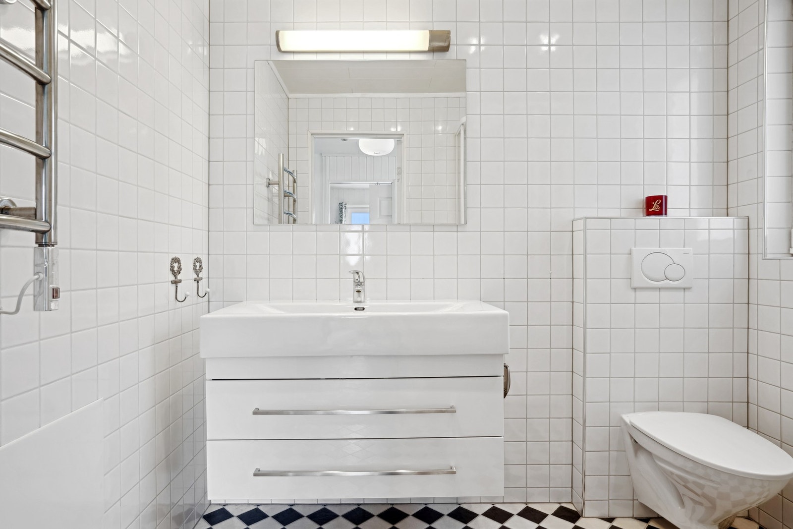 Badet er innredet med dusjkabinett, vegghengt toalett, servant og elektrisk håndkletørker! Galleribilde