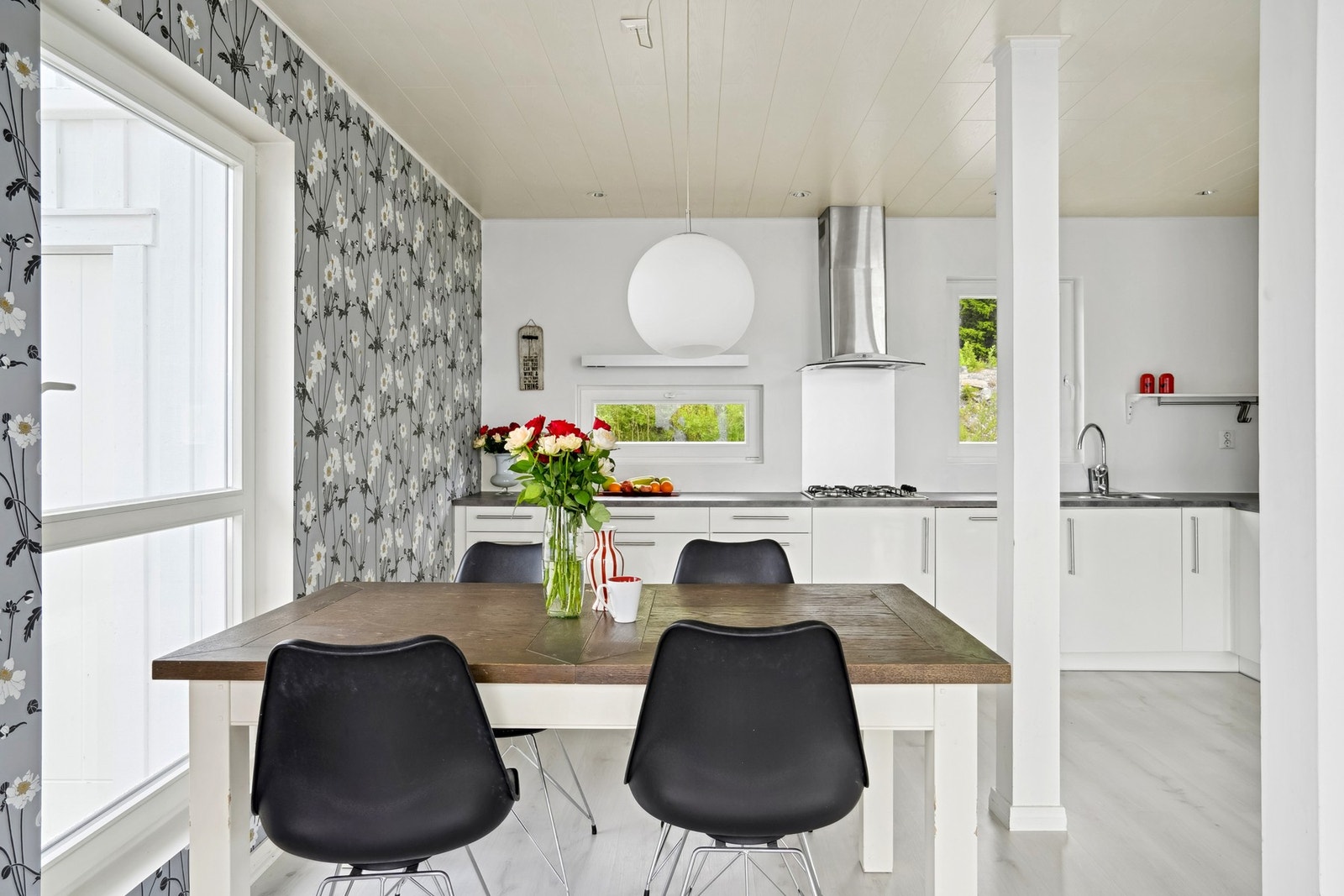 Åpen løsning skaper god plass for spisebord. Galleribilde