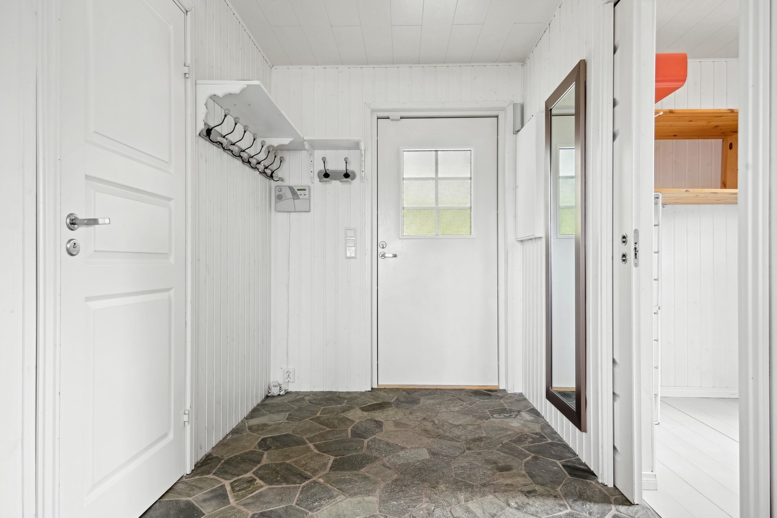 Romslig vindfang med elektrisk gulvvarme. Galleribilde