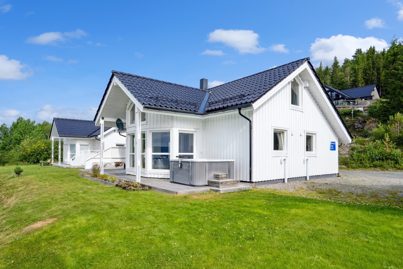 Stilig hytte i populært hyttefelt like ovenfor Malangen resort. Galleribilde