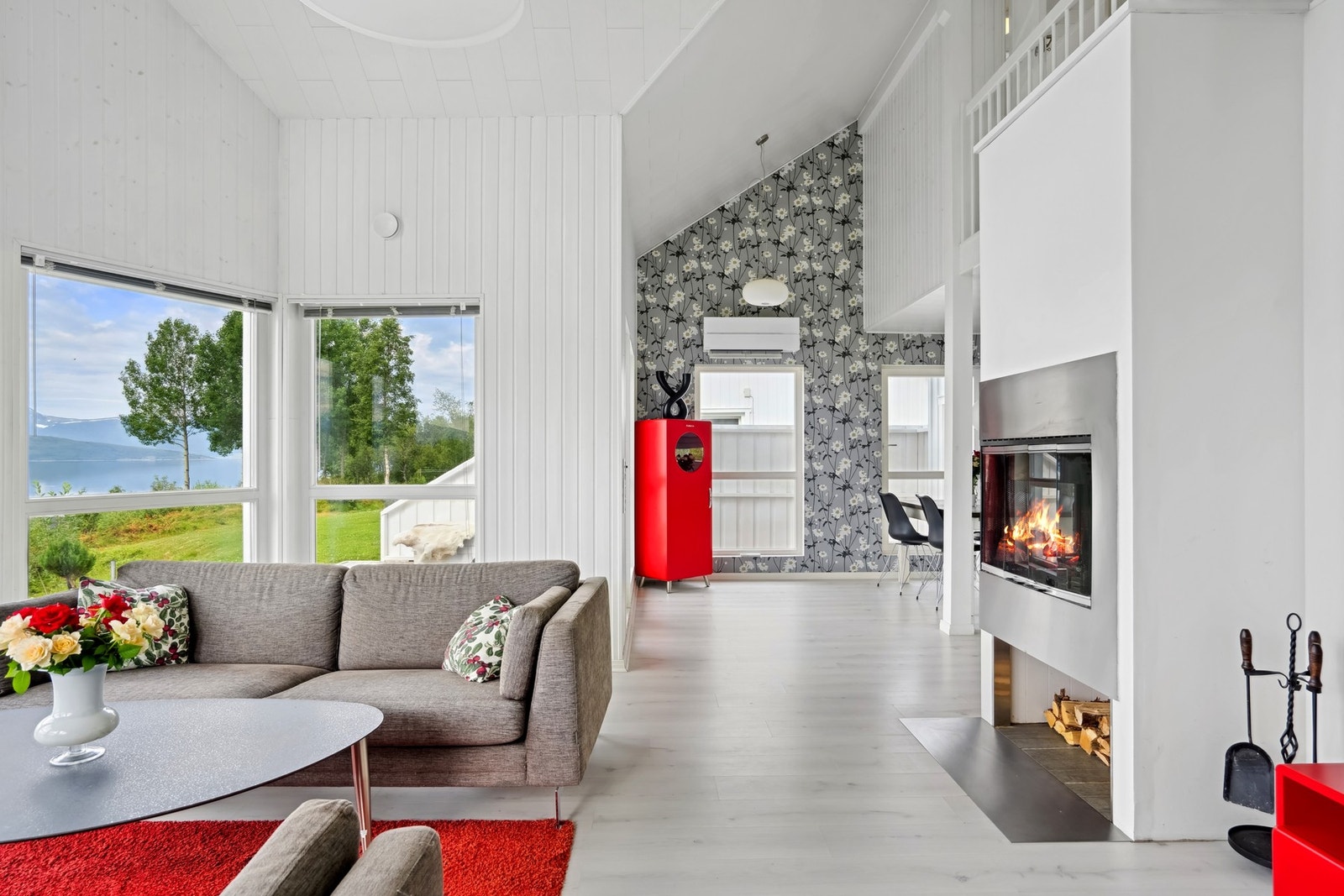 Åpen løsning mellom stue og kjøkken skaper god romfølelse. Galleribilde